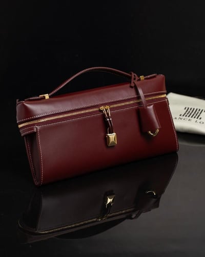 شنطة تصميم لورو بيانا جلد طبيعي إيطالي فاخر عنابي...