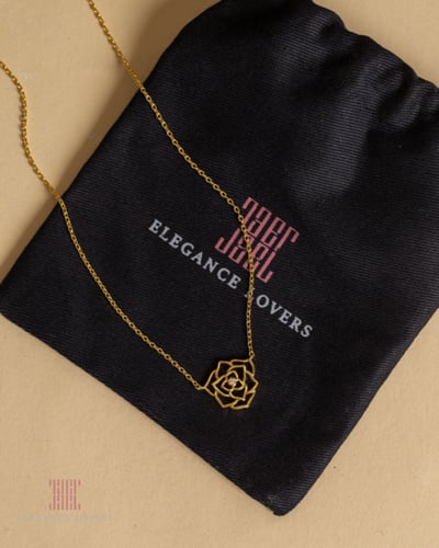 سلسال وردة الملكة مطلي ذهب أصفر ماركة Elegance Lov...