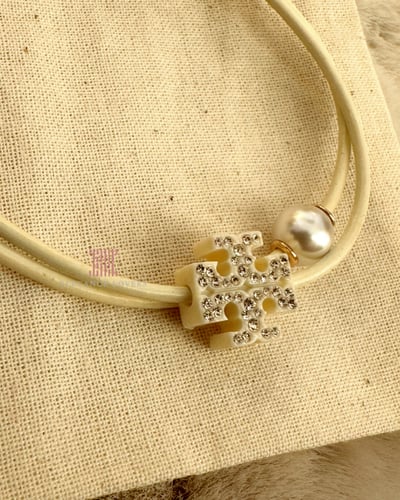 اسواره توري بورش مطلية ذهب - Off White