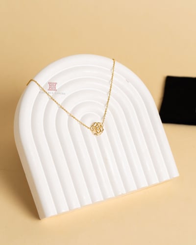 سلسال وردة الملكة مطلي ذهب أصفر ماركة Elegance Lov...