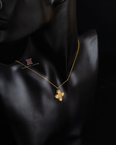 سلسال وردة الأميرة صدف مطلي ذهب أصفر ماركة Eleganc...