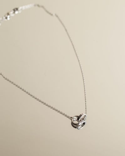 سلسال تصميم كارتير مطلي ذهب أبيض عيار 18 ماركة Ele...