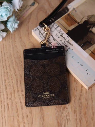 حامل بطاقات/كارد هولدر ماركة كوتش - بني