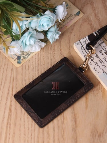 حامل بطاقات/كارد هولدر ماركة كوتش - بني