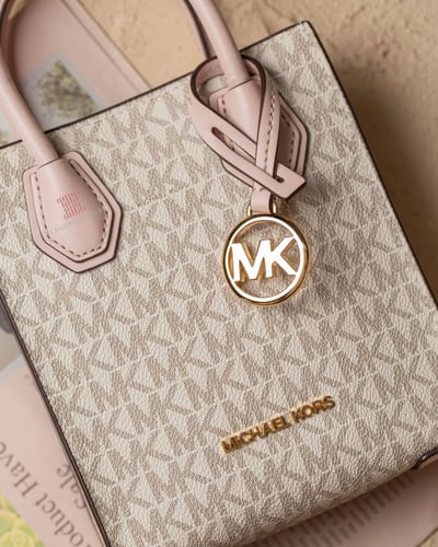 شنطة كروس ماركة مايكل كورس - أبيض سيقنتشر