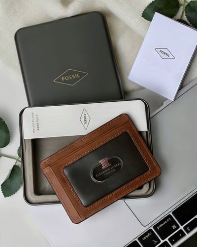 محفظة بطاقات ماركة فوسيل Brown