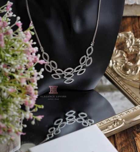 سلسال كريستال مطلي ذهب ماركة جيفنشي