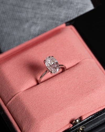 خاتم فضة White Oval مطلي ذهب مُرصّع بحجر المويسناي...