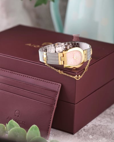 طقم نسائي ساعة + إسوارة + محفظة بطاقات ماركة اقنر...