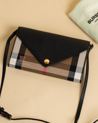 محفظة/شنطة كروس ماركة بربري - Black Flap