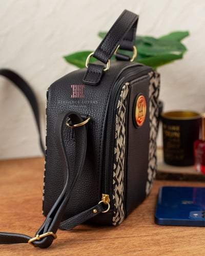 شنطة كروس ماركة تومي هيلفيقر