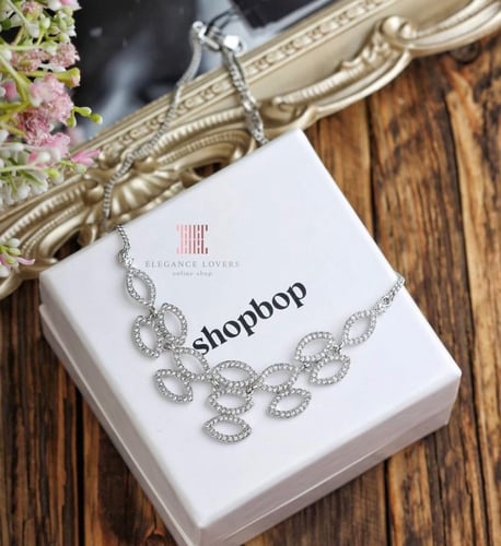 سلسال كريستال مطلي ذهب ماركة جيفنشي