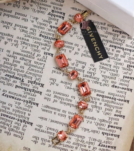 إسوارة كريستال مطلي ماركة جيفنشي
