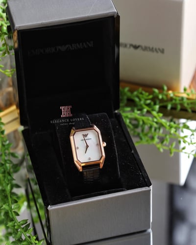ساعة نسائية ماركة امبريو ارماني
