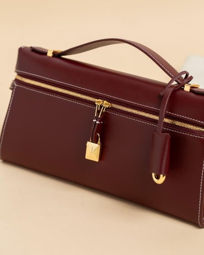 شنطة تصميم لورو بيانا جلد طبيعي إيطالي فاخر عنابي...