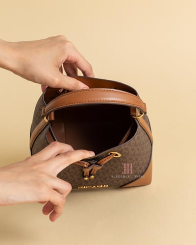 شنطة بوكيت ماركة مايكل كورس - بني سيقنتشر