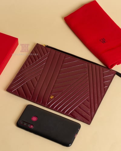 باوتش جلد ماركة كارولينا هيريرا - عنابي مقلم