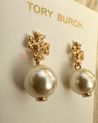 حلق لؤلؤ مطلي ذهب ماركة توري بورش - Tory Burch Dro...
