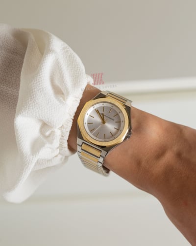 طقم نسائي ساعة مع سلسال ماركة ارماني اكسشينج AX716...