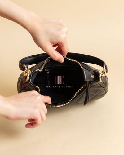 شنطة كتف ماركة فلنتينو - Half Moon Black Leather