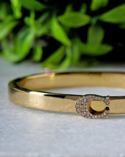 إسوارة كريستال مطلية ذهب ماركة كوتش