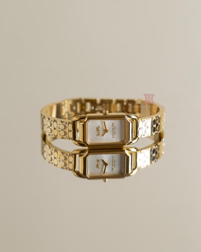 ساعة نسائية ماركة كوتش مستطيلة لون ذهبي سيقنتشر