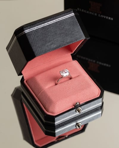 خاتم فضة White Cushion مطلي ذهب مُرصّع بحجر المويس...