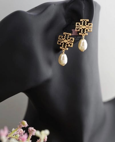 حلق لؤلؤ مطلي ذهب ماركة توري بورش