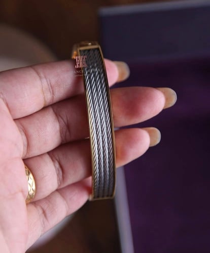 إسوارة يد مطلية ذهب ماركة شاريول