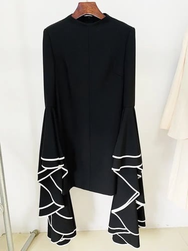 فستان قصير بإكمام واسعة