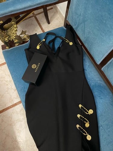 فستان اسود بفتحة