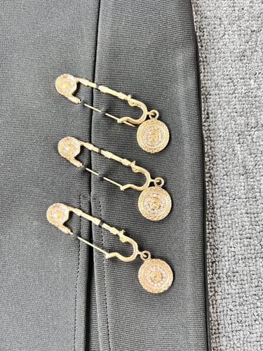 فستان اسود بفتحة