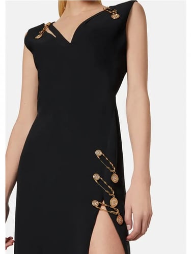 فستان اسود بفتحة