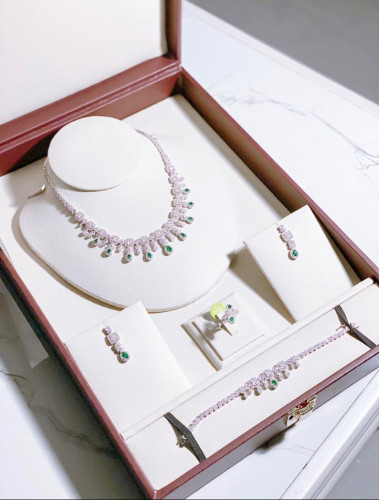 طقم مكون من 4 قطع مع الحجر الفاخر