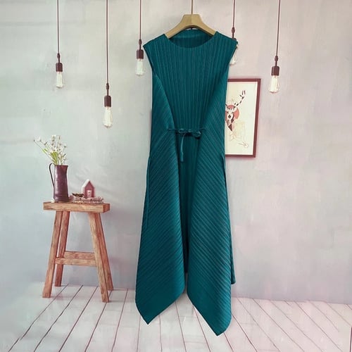 فستان بقصة مطوية