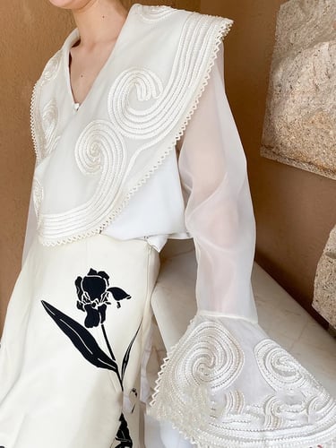 بلوزة باكمام طويلة