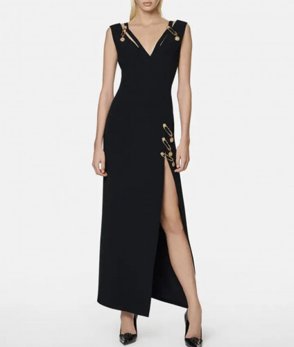 فستان اسود بفتحة