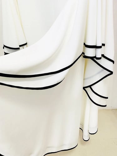 فستان قصير بإكمام واسعة