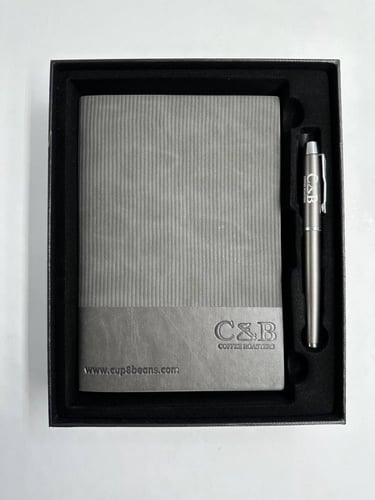 بوكس اهداء مذكرة يوميات فاخرة وقلم بشعار C&B سي ان...