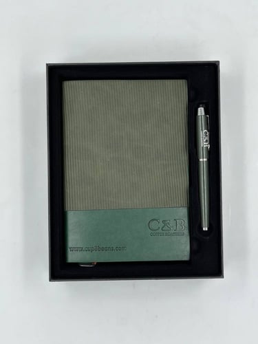 بوكس اهداء مذكرة يوميات فاخرة وقلم بشعار C&B سي ان...
