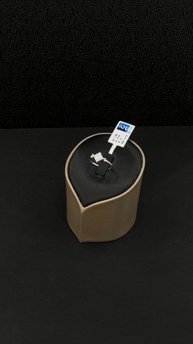 خاتم ذهب ابيض عيار 18 المطعم بأحجار الزركون بتصميم...