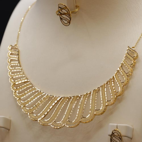 طقم ذهب واقف