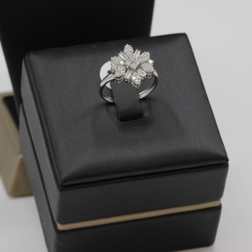 طقم ذهب ابيض عيار 18 بالتصميم المتميز المطعم باللؤ...