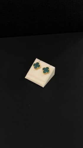 حلق ذهب عيار 21 بتصميم الوردات الخضراء المتميز