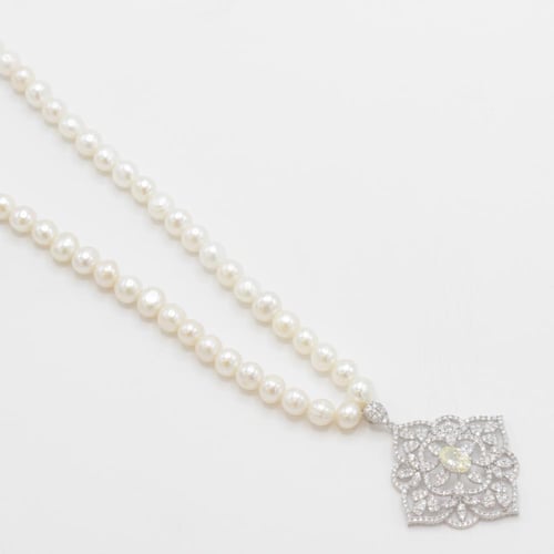 عقد ذهب ابيض عيار 18 بالتصميم المتميز المطعم باللؤ...