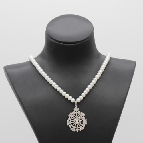 عقد ذهب ابيض فخم عيار 18 بالتصميم المتميز المطعم ب...