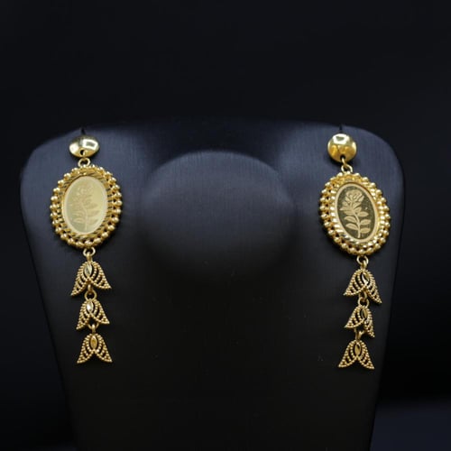 طقم ذهب خالص عيار 21 بتصميم السبائك الحديثة والفخم...