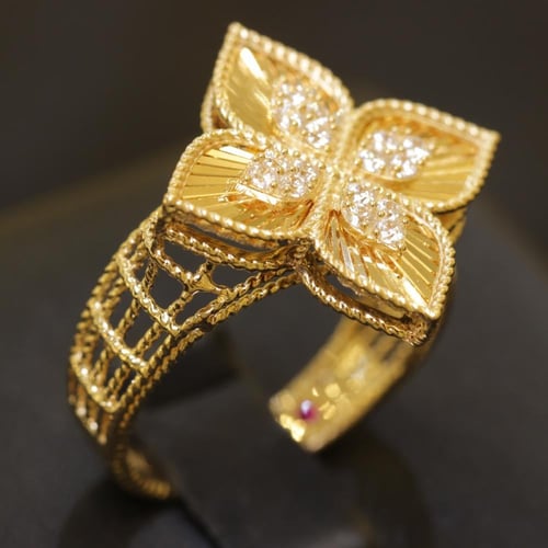 خاتم ذهب عيار 18 مُطعم بالزركون بتصميم حديث و مميز