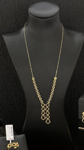 طقم ذهب صافي عيار 21 بتصميم الوردات الراقي والمتمي...