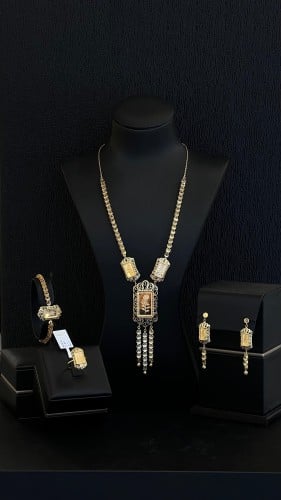 طقم ذهب صافي عيار 21 بتصميم السبائك المتميز الفخم...